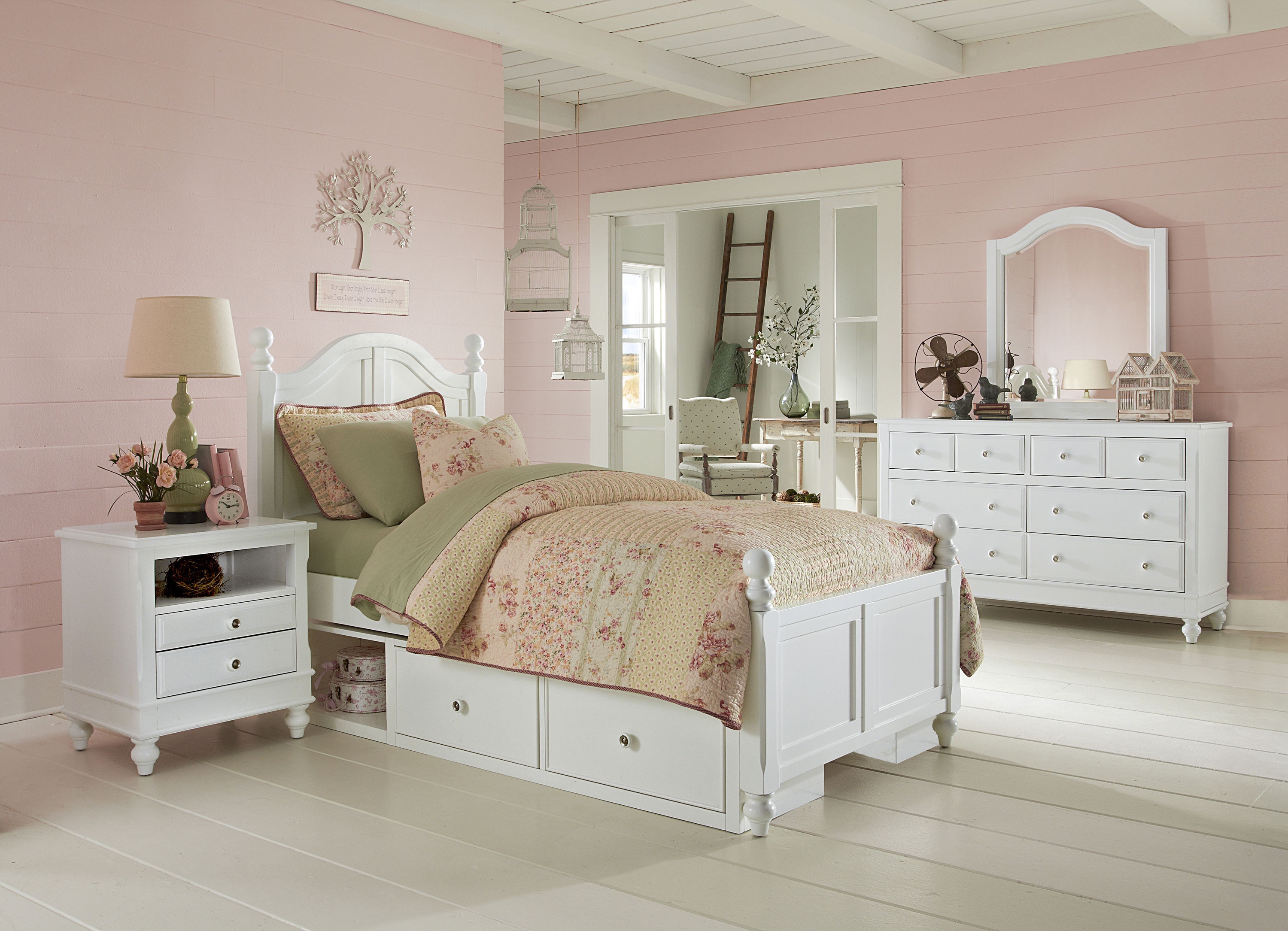 Little girl 2024 white twin bed